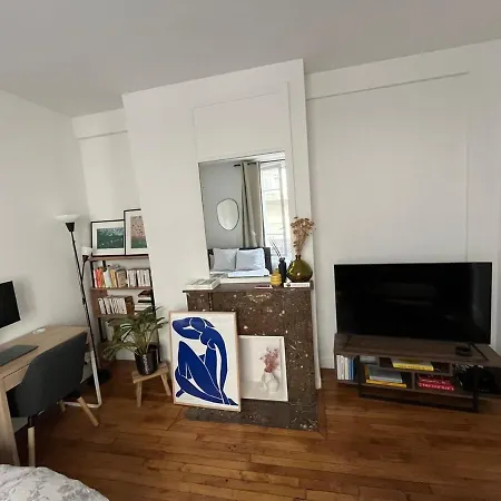 Charming Flat At The Heart Of Paryż